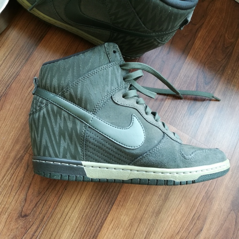 Nike Wedge Suede Olive green sneakers